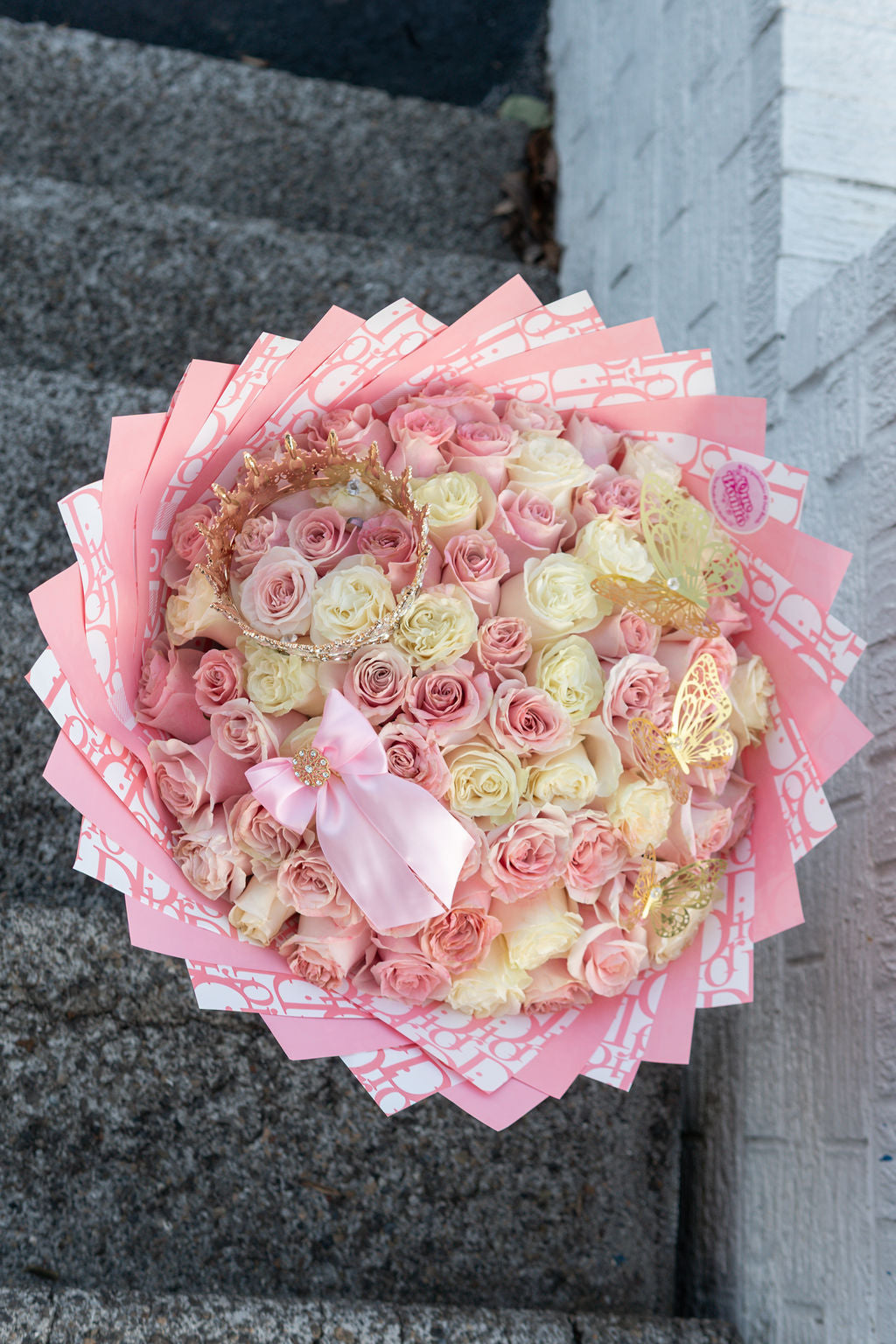 50 pinks , babysbreath rim, & hello kitty plush 🎀