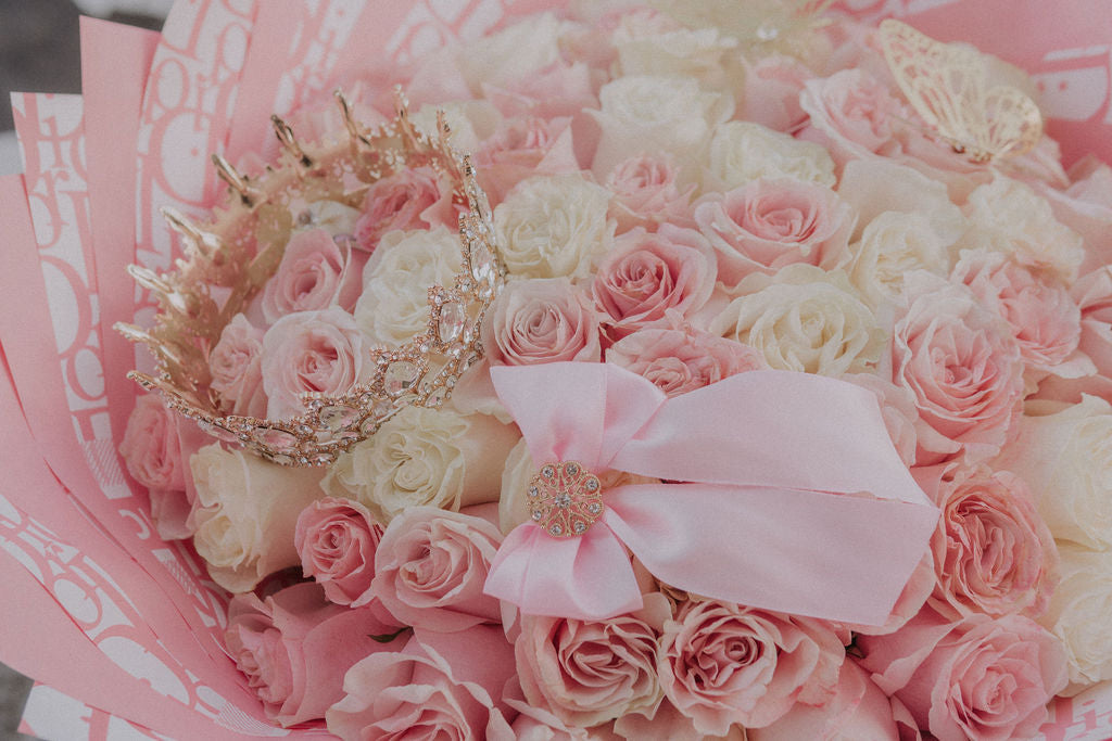 50 pinks , babysbreath rim, & hello kitty plush 🎀