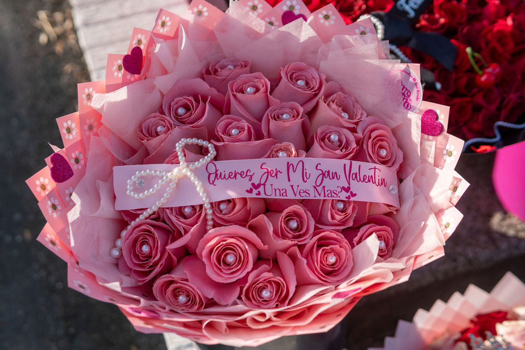 50 pinks , babysbreath rim, & hello kitty plush 🎀